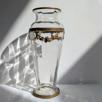 Vase ancien en verre soufflé avec monture bronze doré Louis XVI