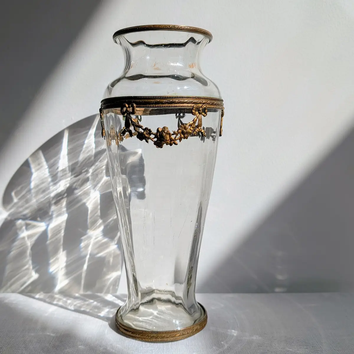 Vase ancien en verre soufflé avec monture bronze doré Louis XVI