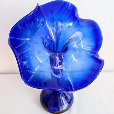 Vue plongeante vase vintage bleu cobalt