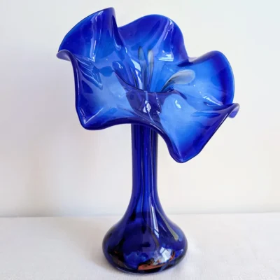 Détail corolle vase bleu cobalt soufflé bouche