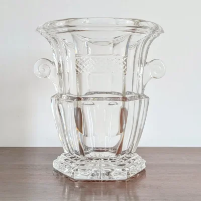 Vase en cristal de Lorraine avec anses volutes