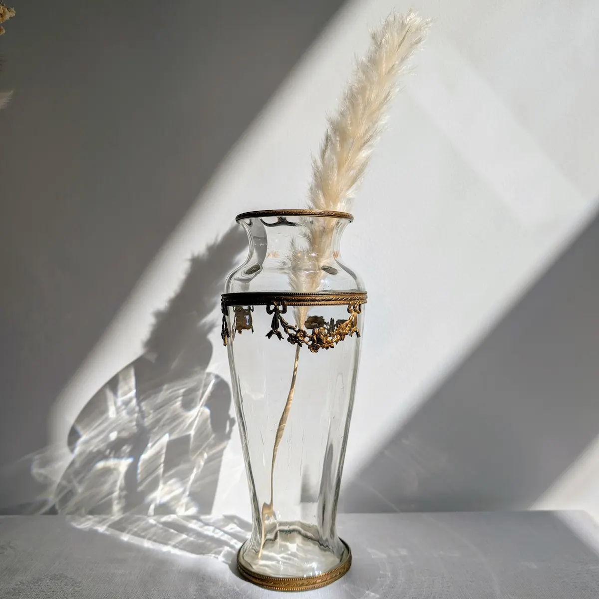 Vase ancien en verre soufflé avec fleur séchée décorative