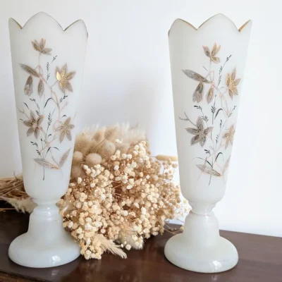 Paire de vases en opaline blanche style années 50