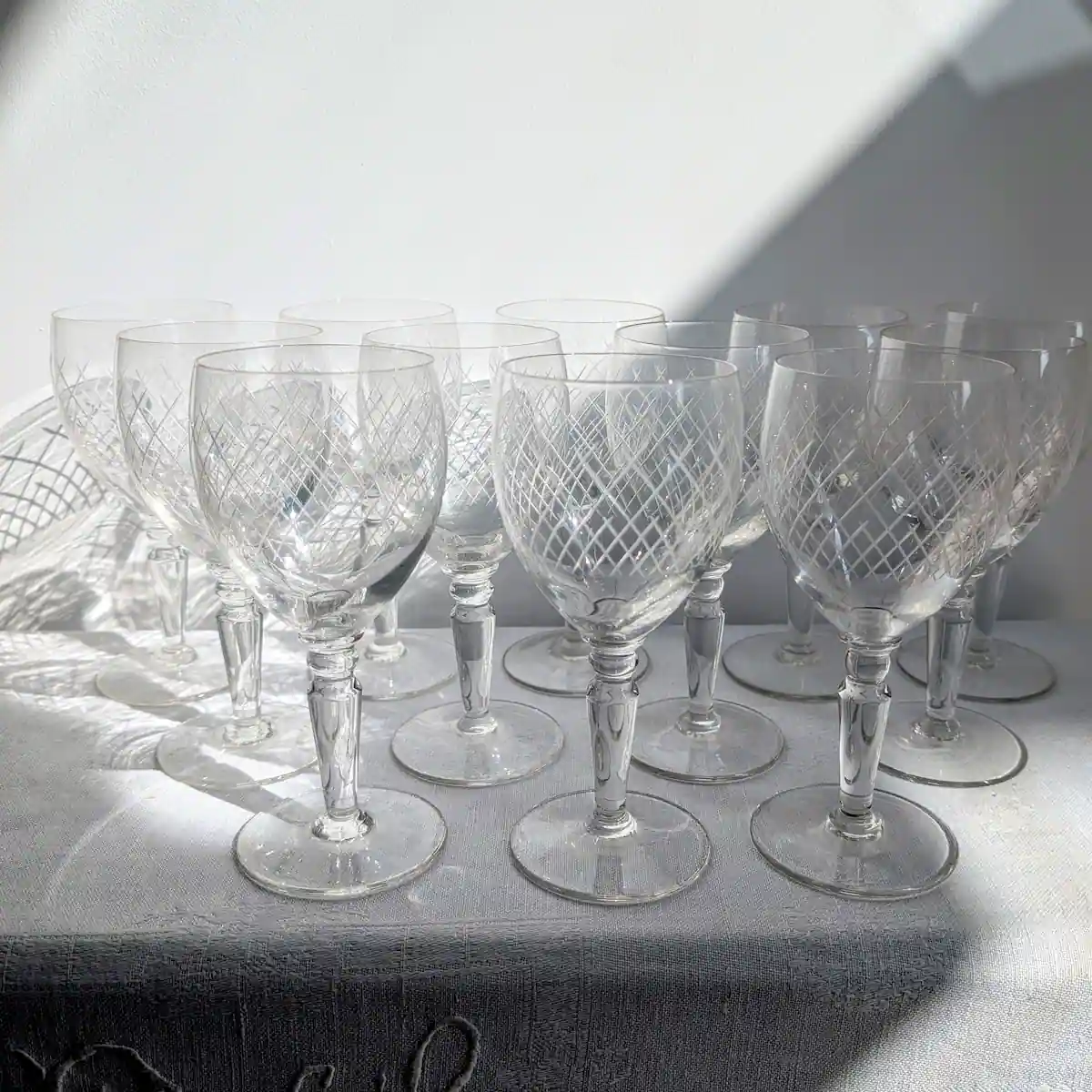 Suite de 12 verres à vin vintage en cristalin gravé à décor de croisillons années 1950 1970