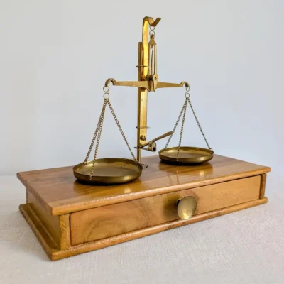Balance trébuchet ancienne en laiton sur son coffret en bois blond