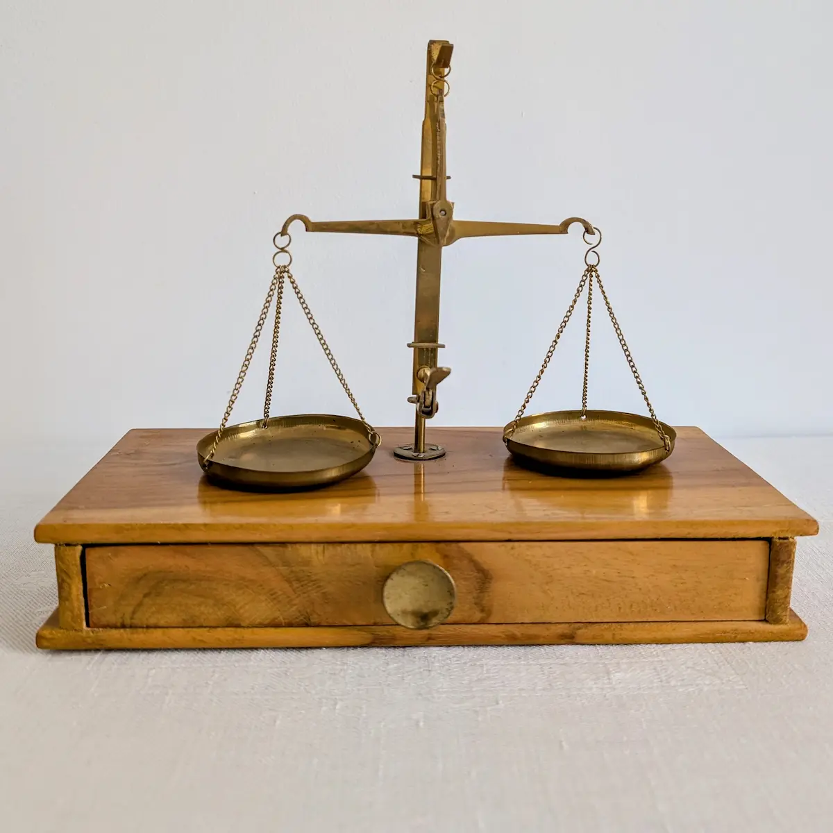 Détail de la mécanique de précision et des fléaux d'une balance trébuchet ancienne