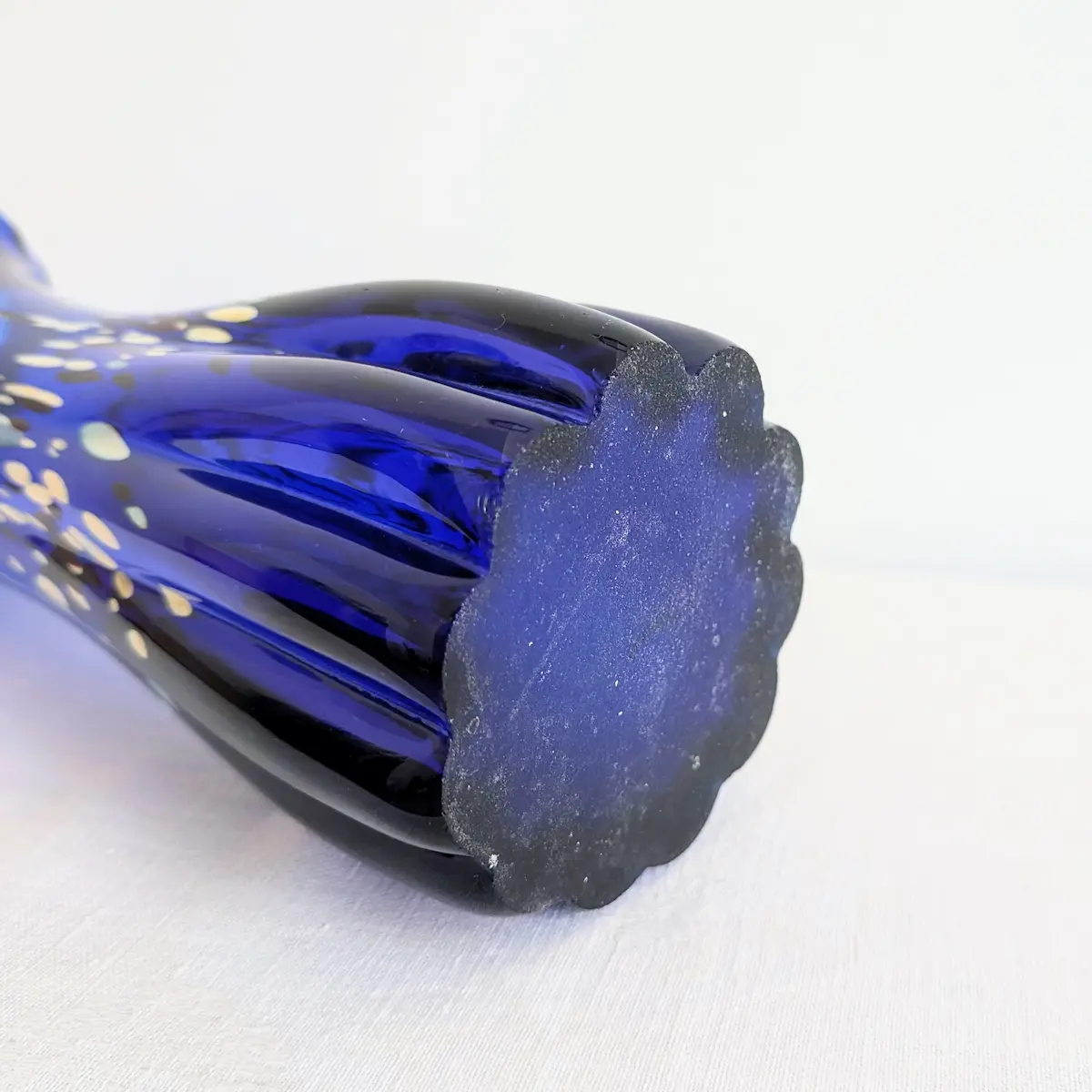 Base et dessous vase en verre soufflé bleu
