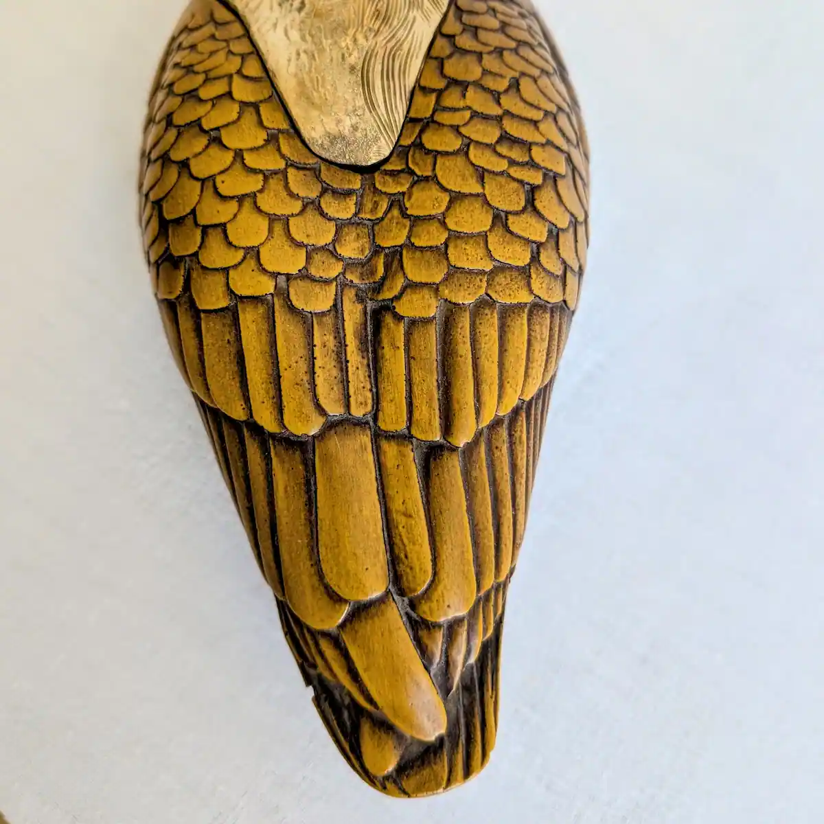 Détail de la ciselure du plumage du canard en résine patinée Malevolti