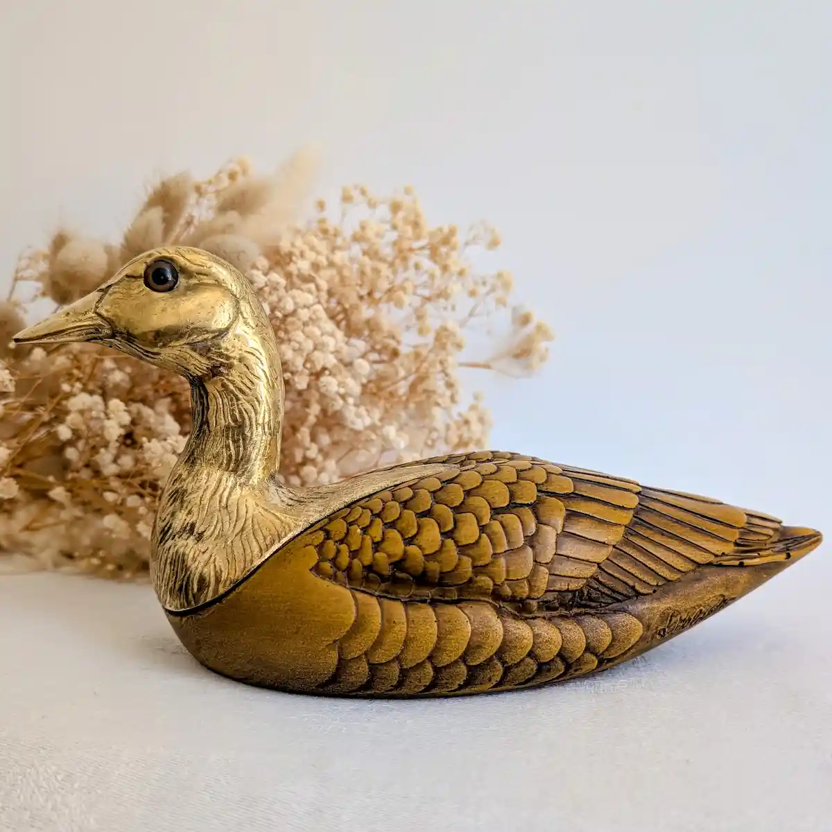 Sculpture animalière Malevolti en résine posée dans un intérieur vintage