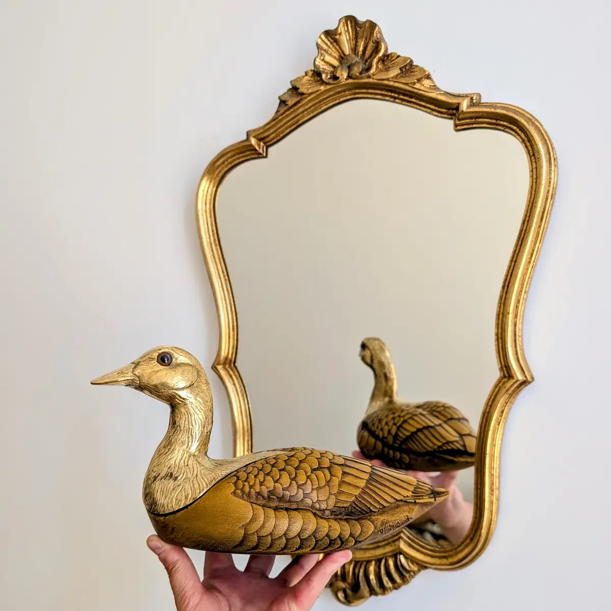 Canard sculpté vintage Malevolti devant un miroir doré ancien