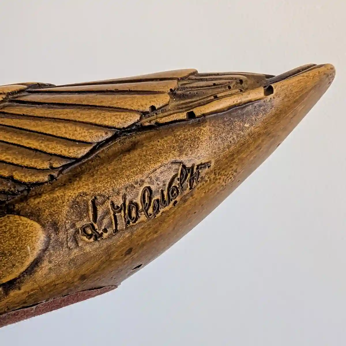 Signature moulée de l'atelier Malevolti sous la base de la sculpture