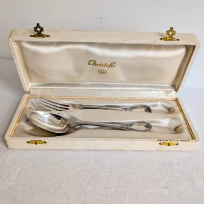 Coffret de naissance Christofle Marly ouvert avec fourchette et cuillère en métal argenté dans son écrin d'origine