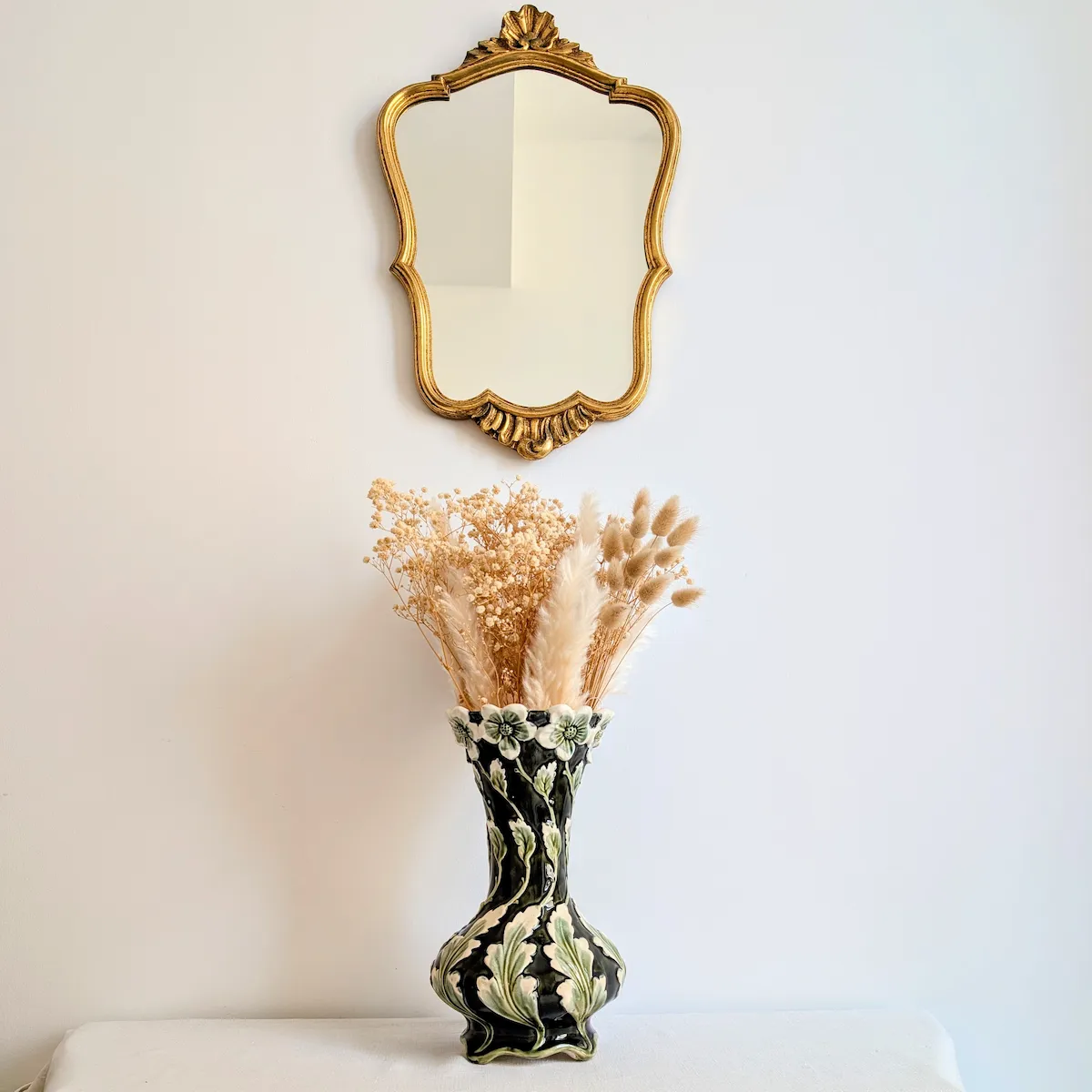 Mise en situation vase Art Nouveau Gustave De Bruyn sous miroir doré