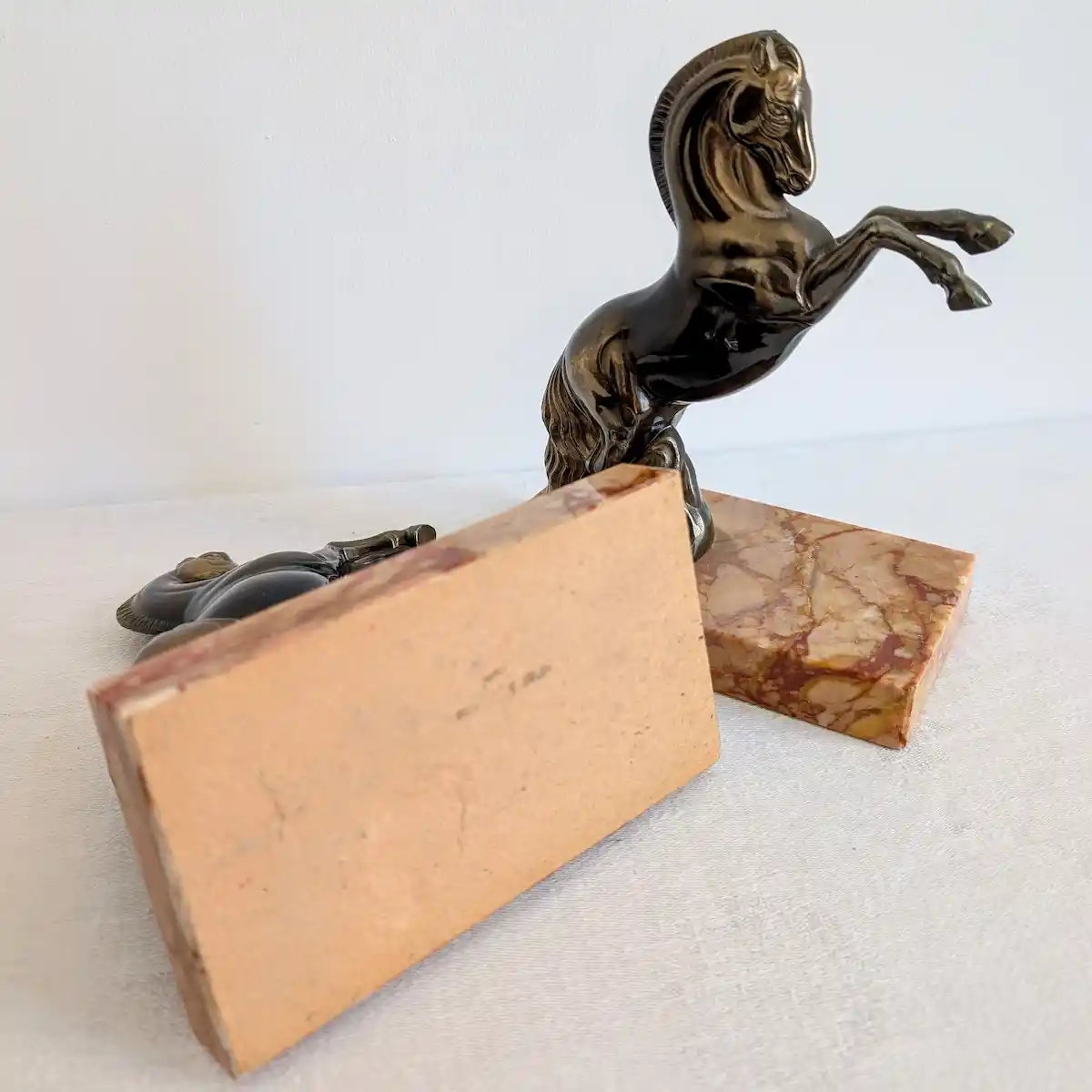 Vue de dessous du socle attestant de l'authenticité de la pièce