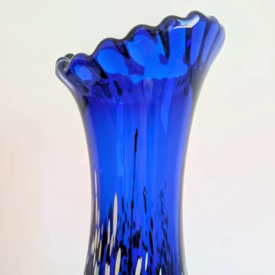 Détail col festonné vase verre soufflé bleu cobalt