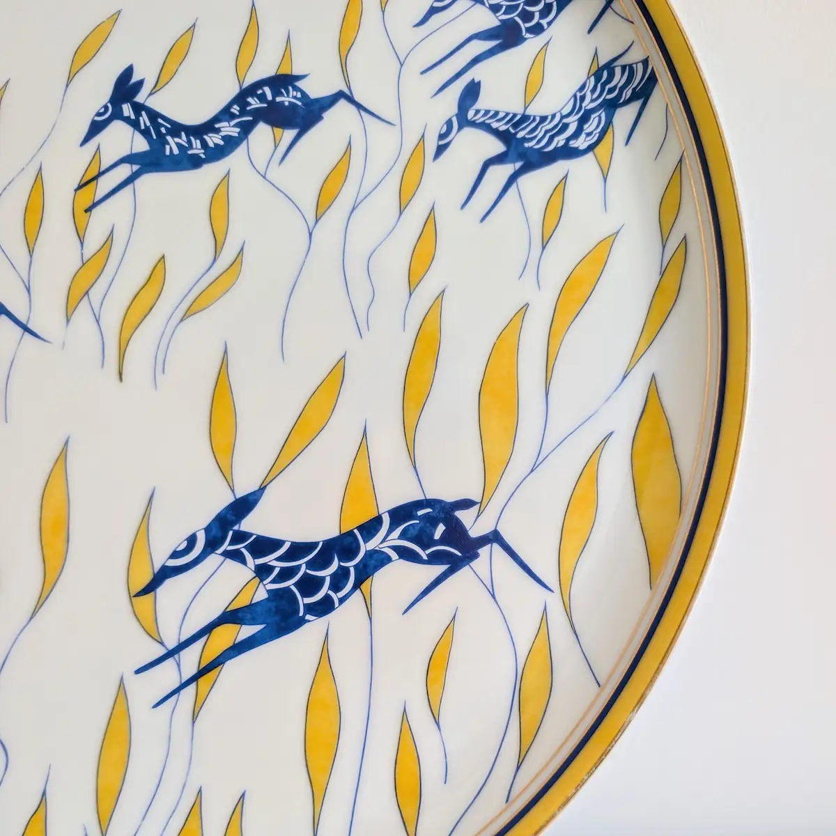 Détail du décor oiseaux et feuillage sur porcelaine Haviland