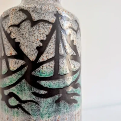 Détail du décor graphique de voiliers sur le vase Saint-Clément
