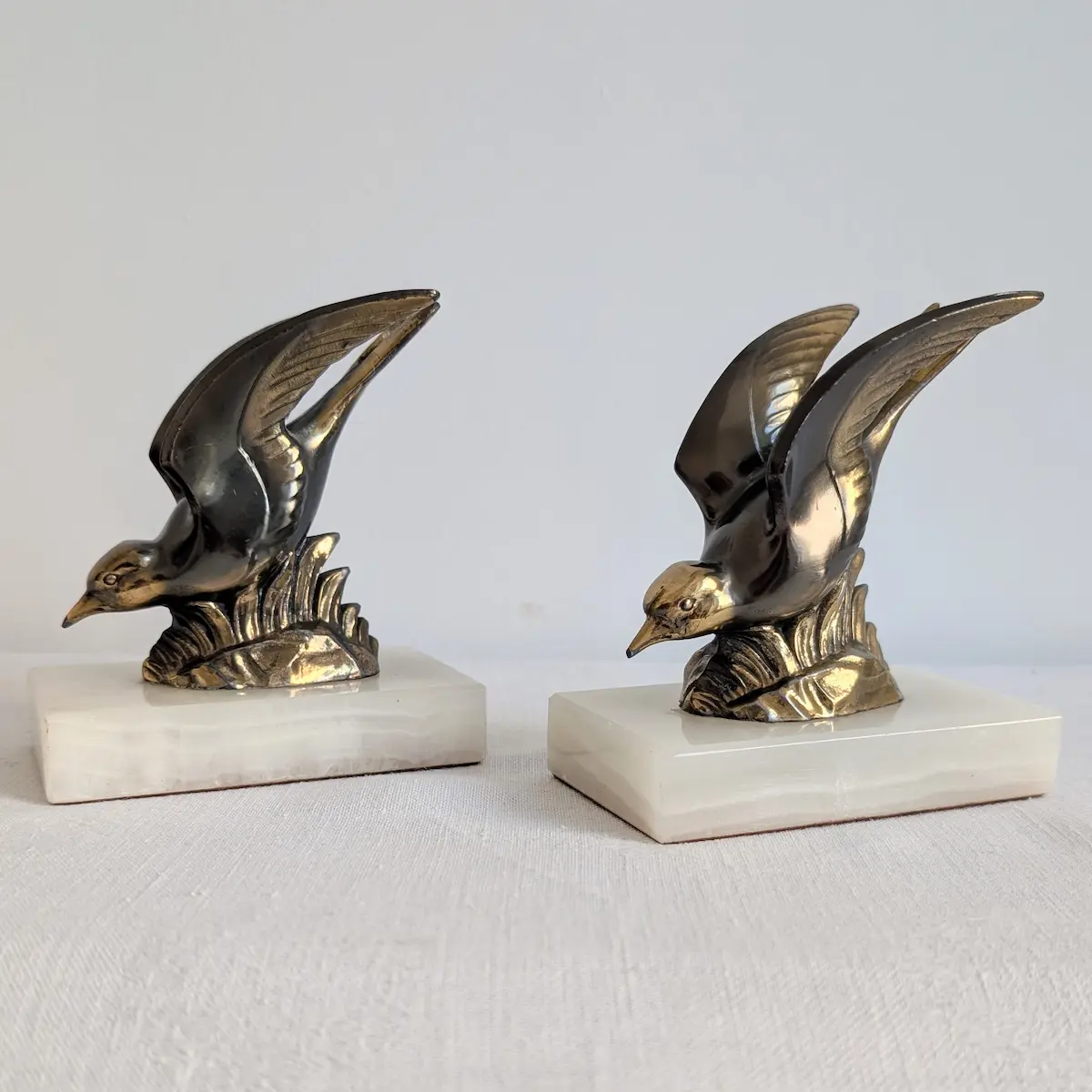 Détail de la patine dorée sur serre-livres oiseau Art déco