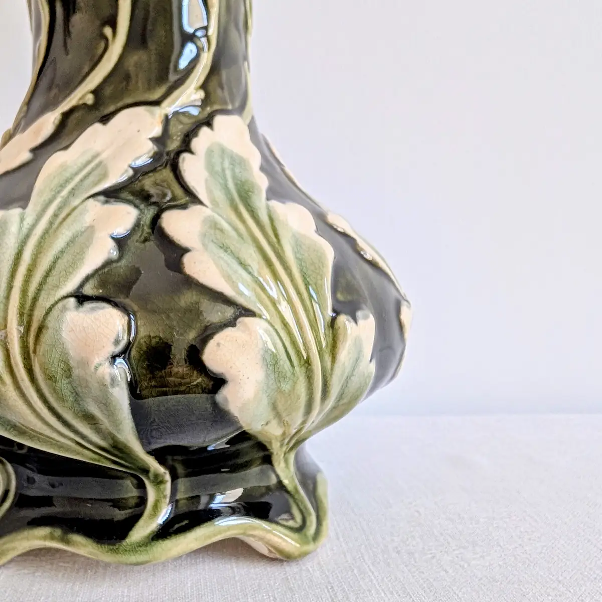 Détail émail et relief floral vase Gustave De Bruyn