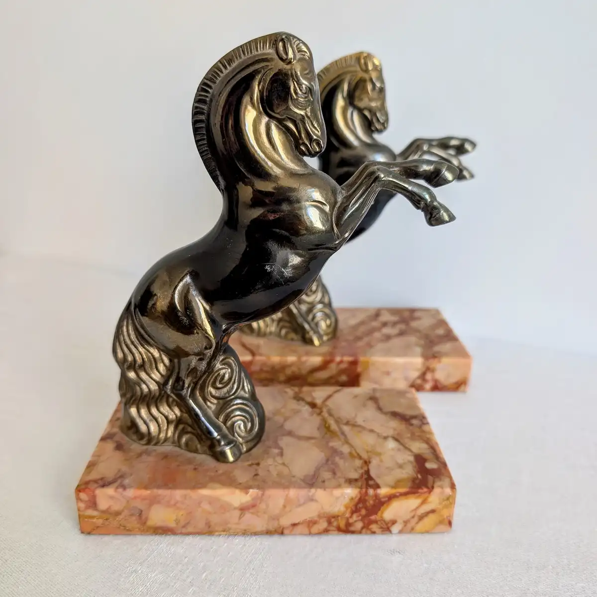 Détail de profil d'un cheval cabré de style Art Déco en fonte patinée
