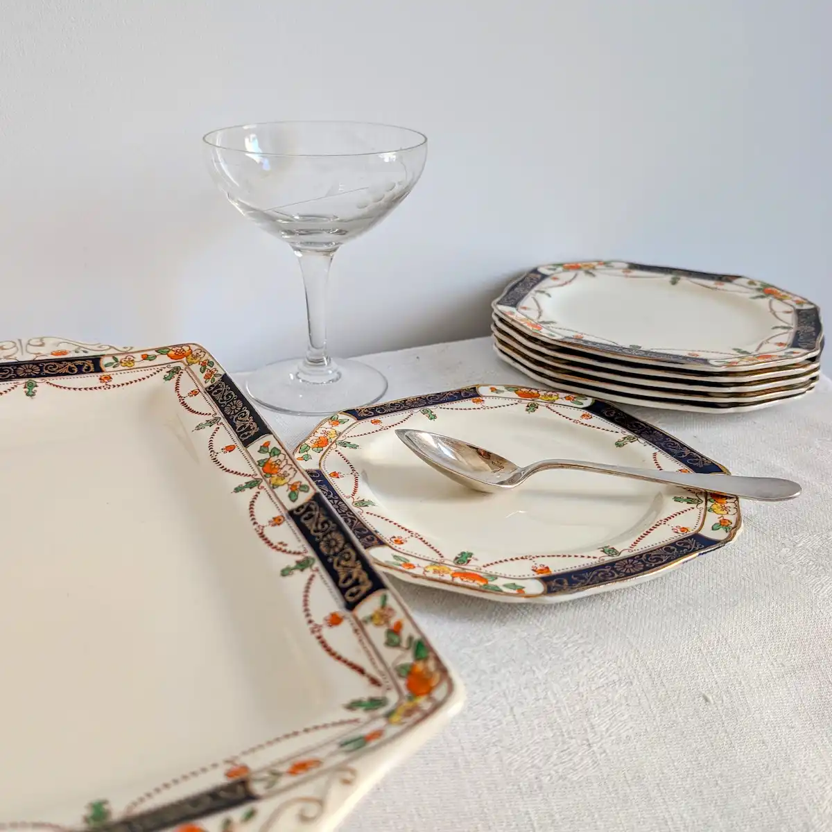 Détail des assiettes empilées et plateau Alfred Meakin
