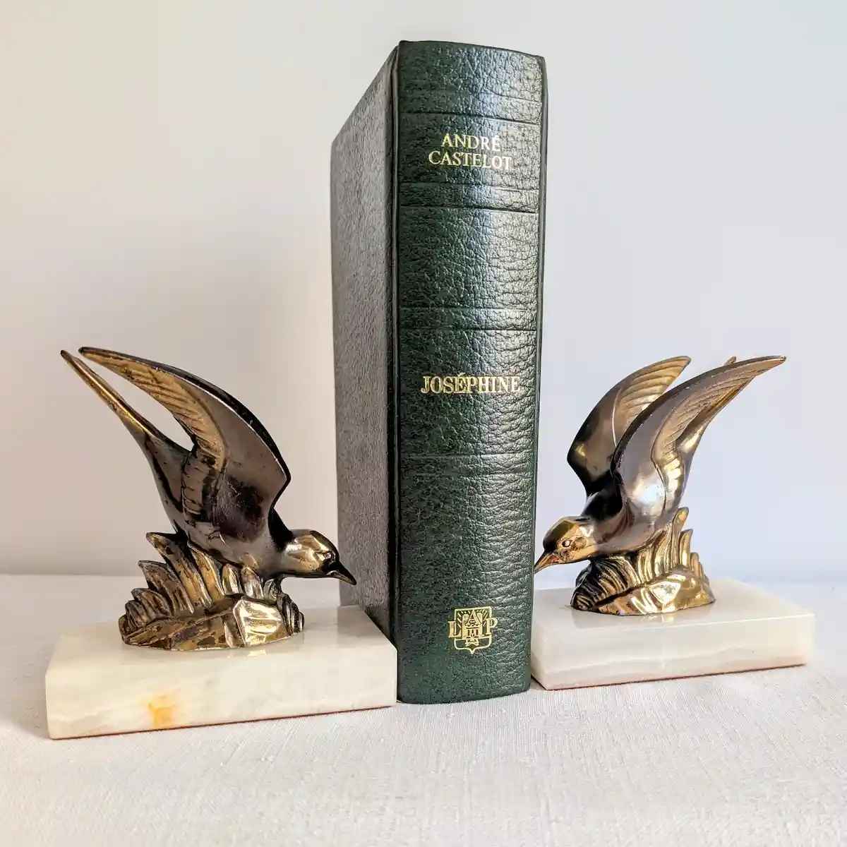 Serre-livres oiseaux Art déco encadrant un ouvrage de collection
