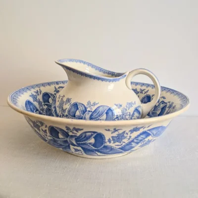 Ensemble de toilette ancien Sarreguemines modèle Rosette avec broc et bassine en faïence bleue.