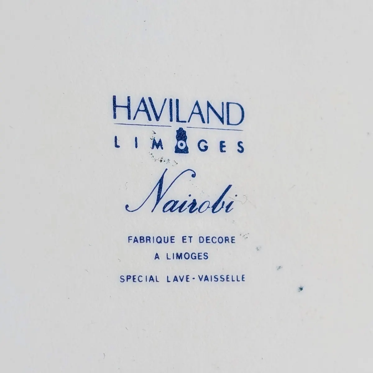 Signature Haviland Limoges Nairobi au dos du plateau