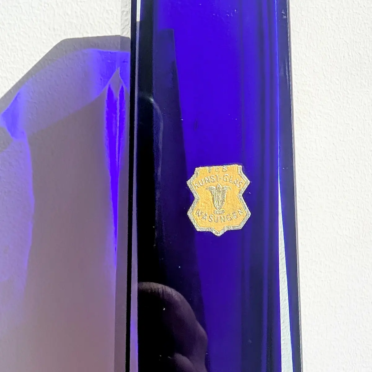 Gros plan sur l'étiquette dorée d'origine VEB Kunst-Glas Wasungen RDA