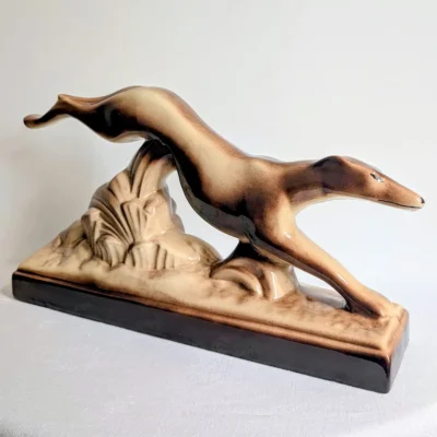 Grand lévrier Art déco en faïence émaillée Sainte-Radegonde de profil