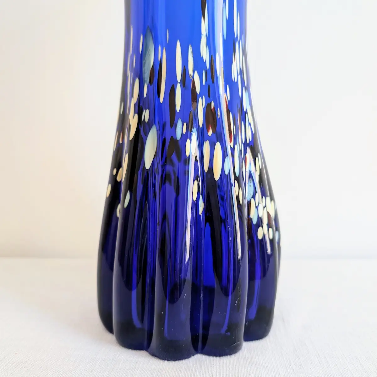 Détail inclusions blanches vase verre bleu cobalt