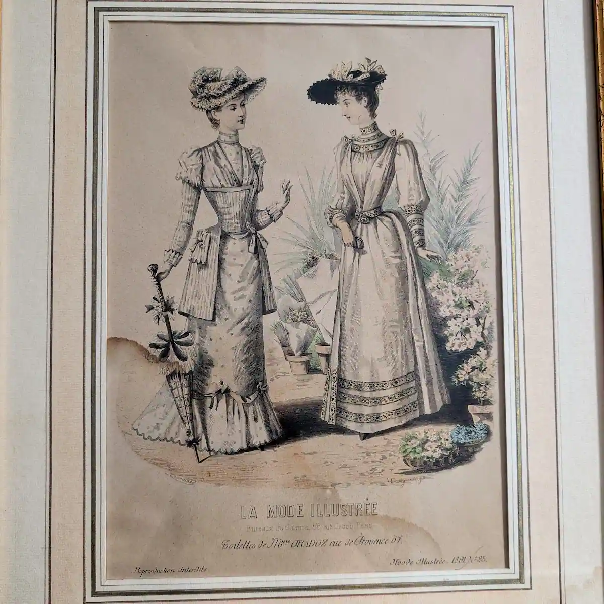 Gros plan sur les toilettes de Mme Gradoz et les détails de 1891