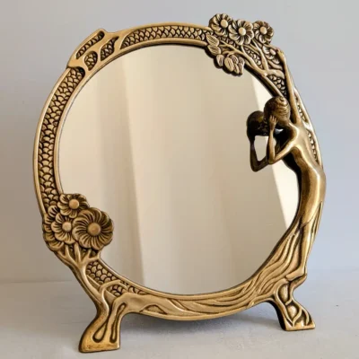 Miroir à poser Art nouveau en laiton doré avec encadrement floral et silhouette féminine de face