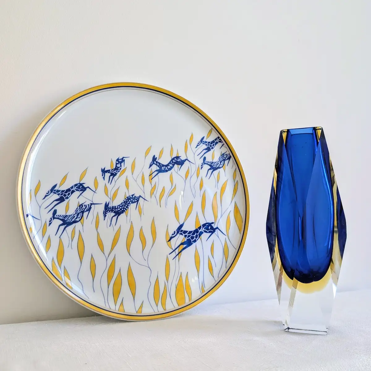 Plateau Haviland Limoges Nairobi présenté avec un vase bleu
