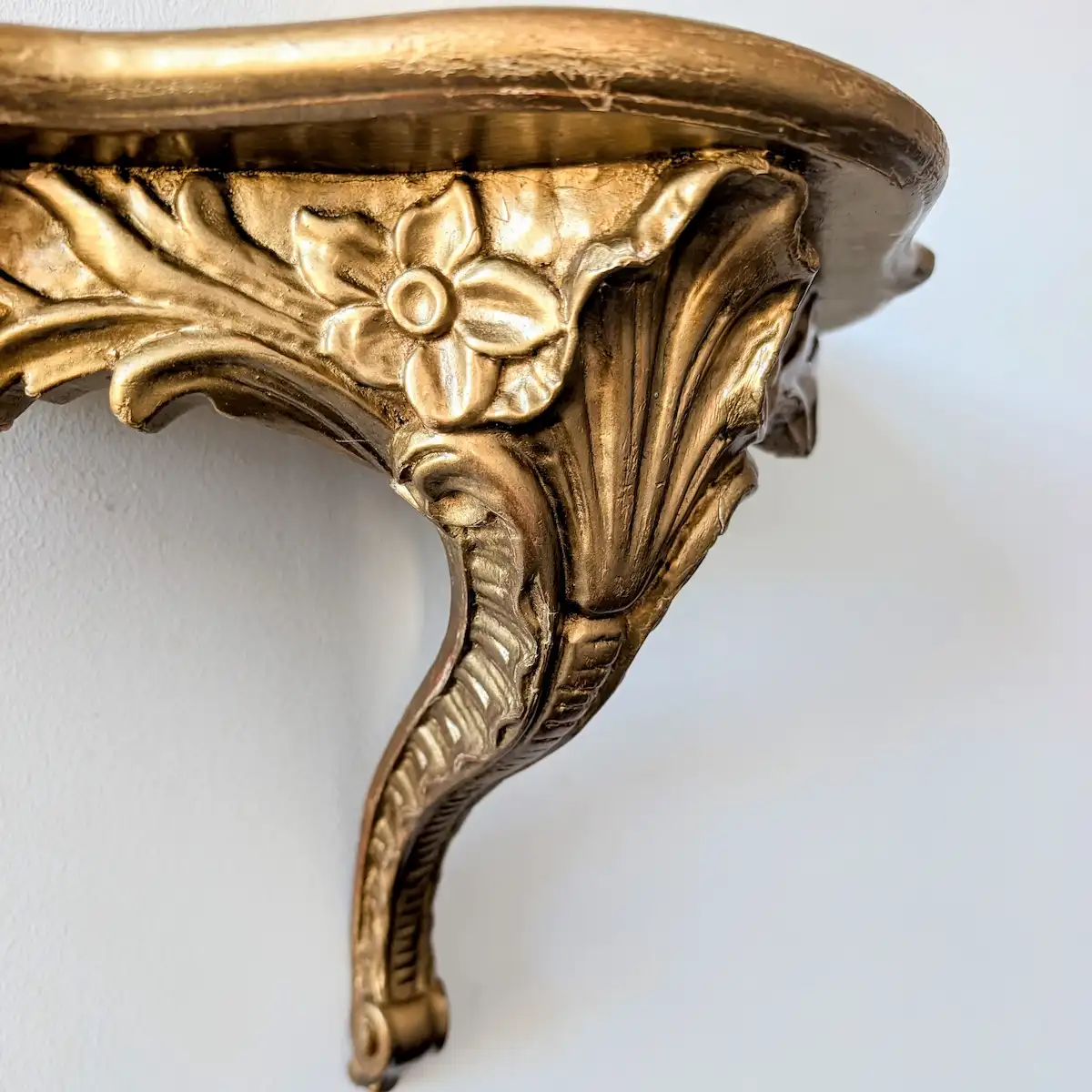 Détail de la patine dorée et de la console galbée Louis XV
