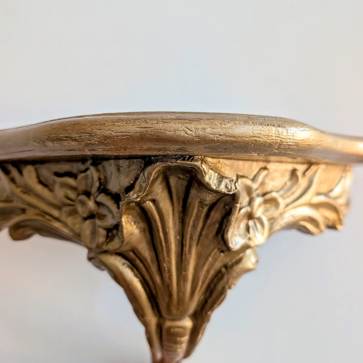 Détail du profil supérieur de la tablette murale en bois sculpté