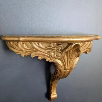 Paire de consoles murales de style Louis XV en bois doré fixées sur un mur