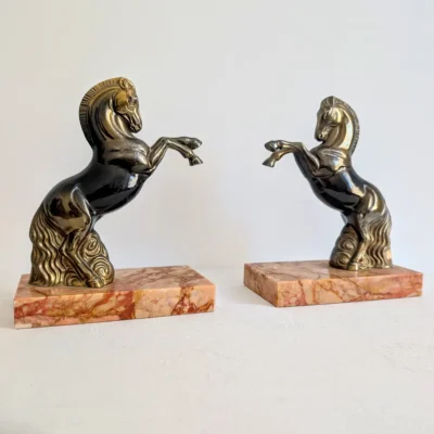 Paire de serre-livres chevaux Art Déco en métal patiné sur marbre rose