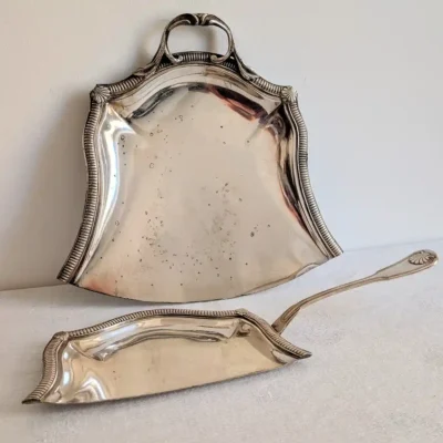 Ensemble ancien de pelle à miettes et son plateau assorti en métal argenté
