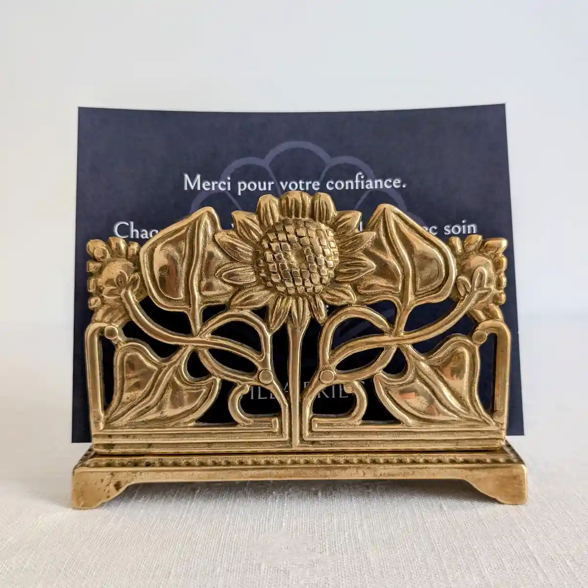Présentation du porte-courrier Art nouveau avec carte de remerciement pour l'échelle visuelle