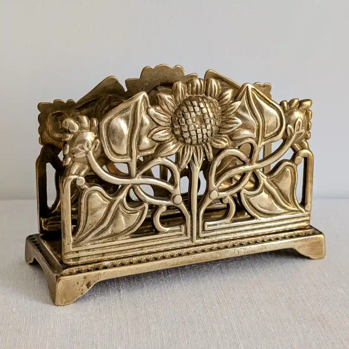 Porte-courrier ancien Art nouveau en laiton massif avec décor sculpté de tournesol