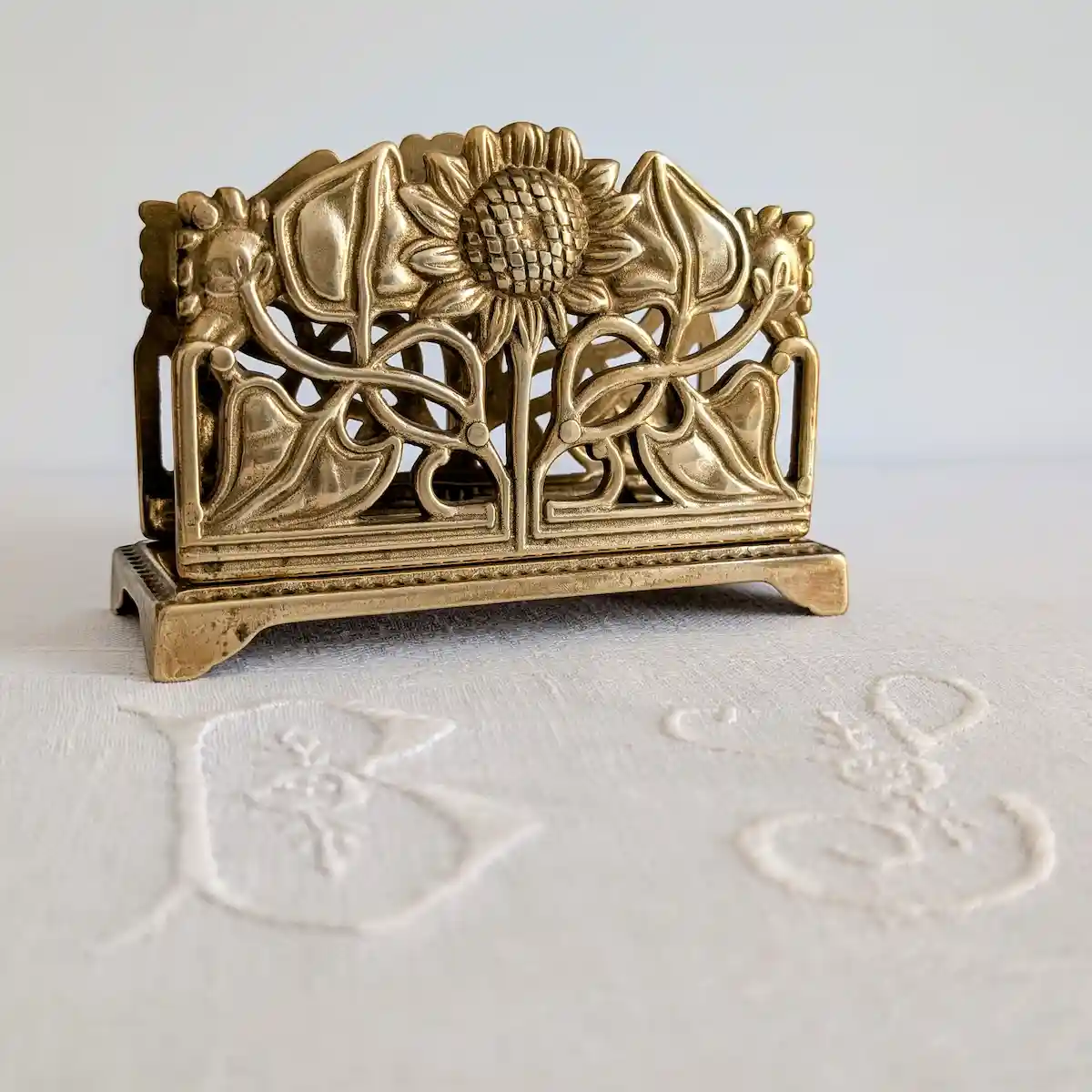 Profil du porte-courrier Art nouveau posé sur un linge ancien brodé