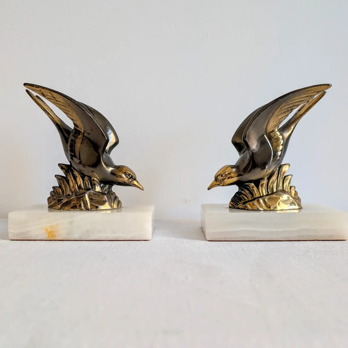 Profil des oiseaux en métal doré serre-livres Art déco