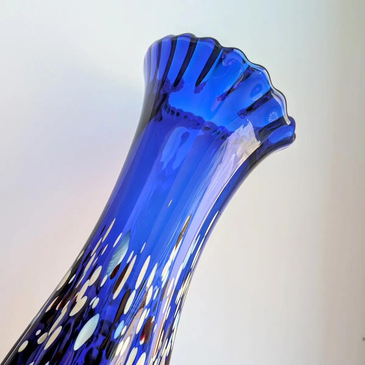 Profil haut vase en verre soufflé bleu