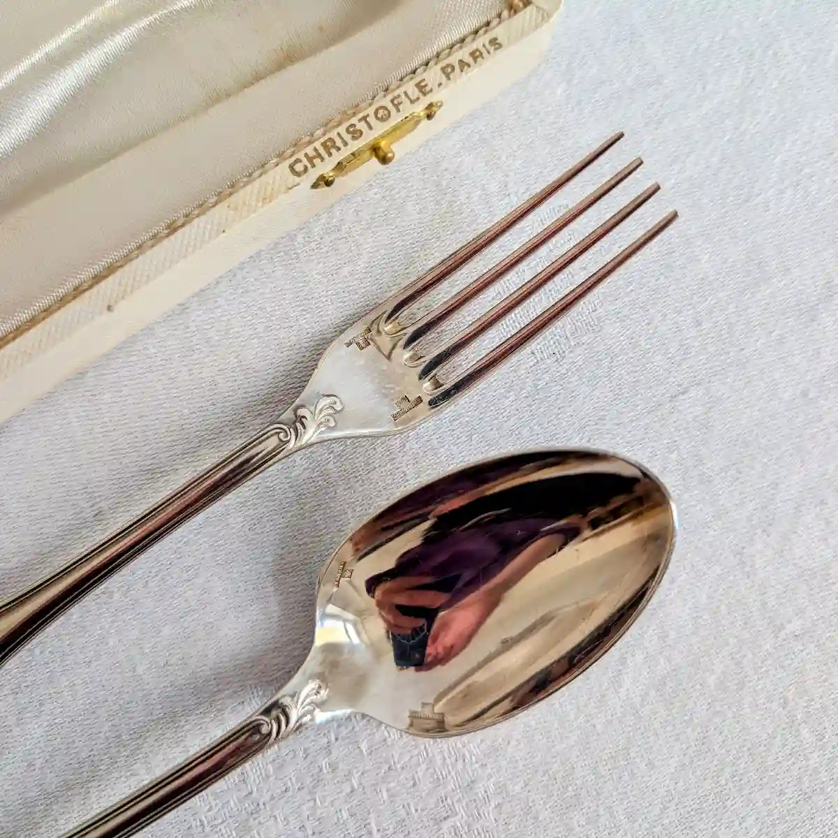Brillance effet miroir du cuilleron de la cuillère de naissance Christofle ancienne