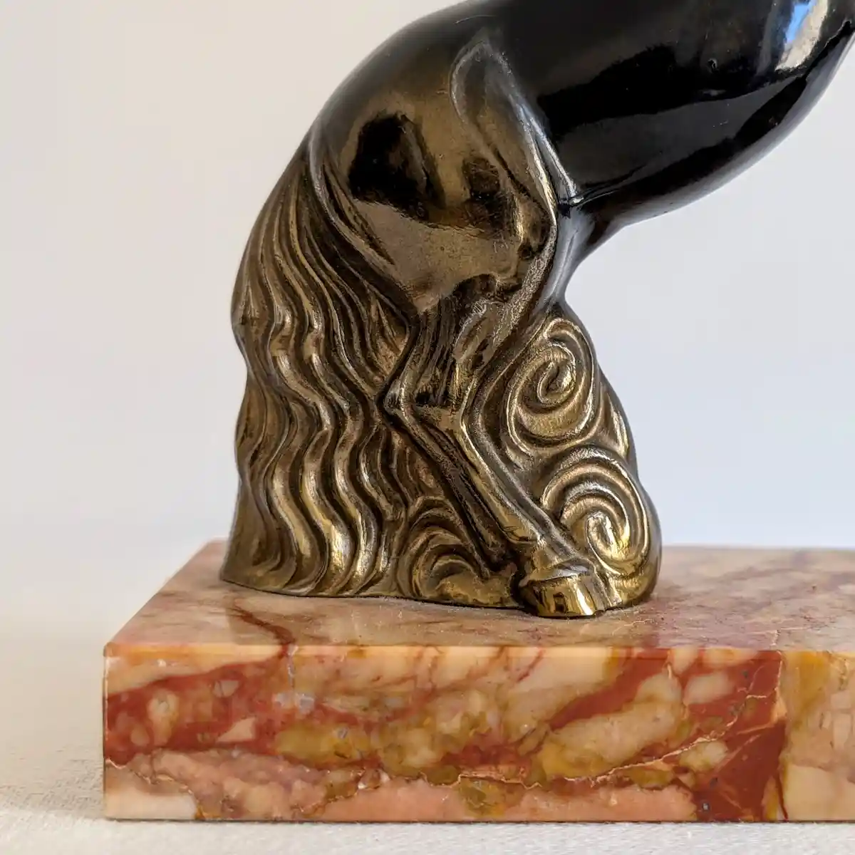 Détail du sabot du cheval ancré sur le socle en marbre rose