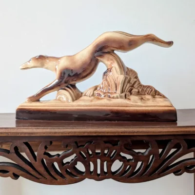 Sculpture animalière de lévrier Art déco posée sur meuble ancien