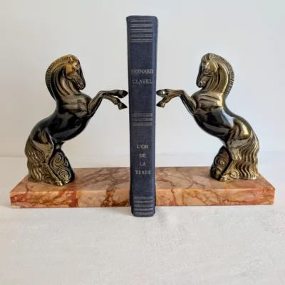 Mise en situation de la paire de serre-livres chevaux sur une bibliothèque