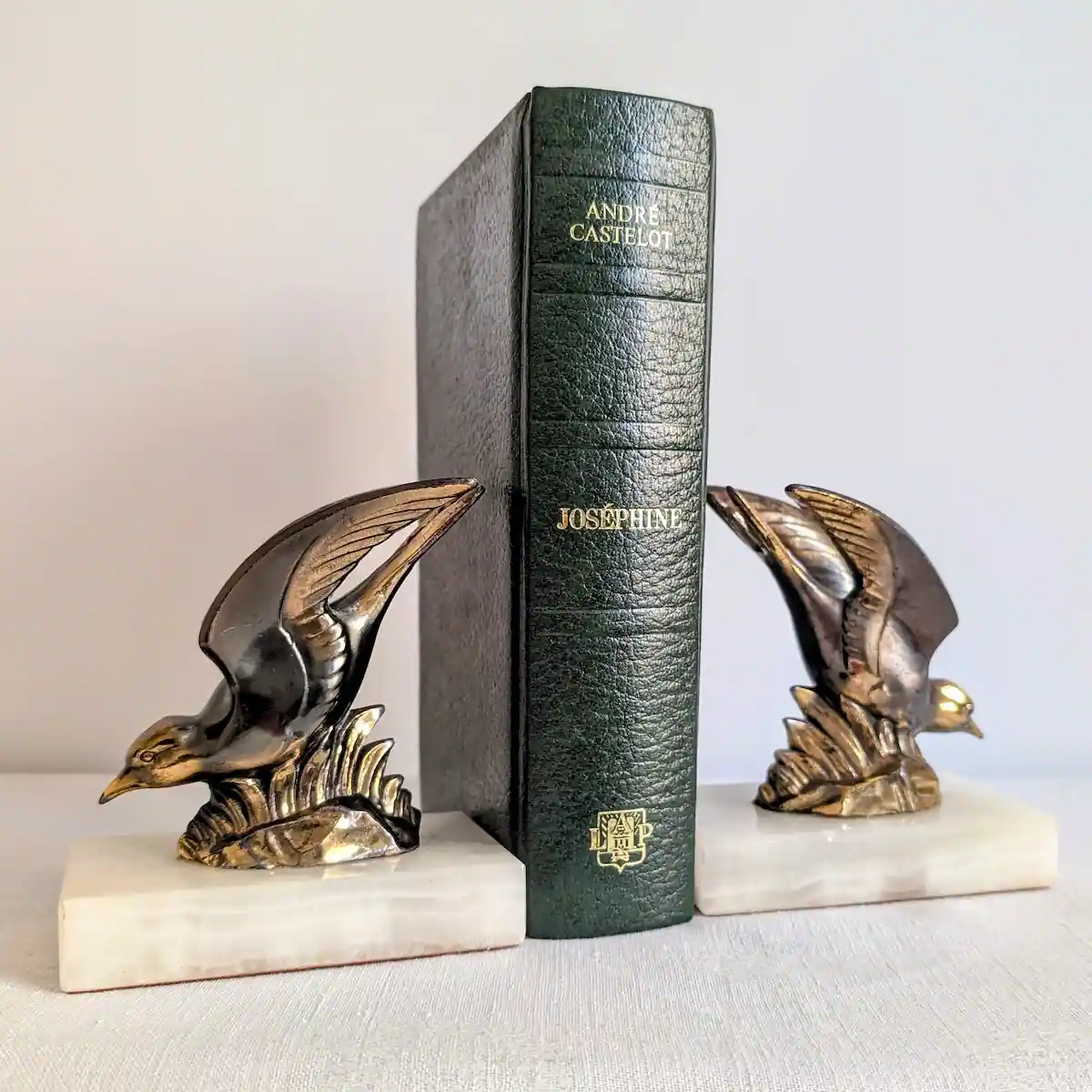Paire de serre-livres Art déco oiseaux sur socle onyx