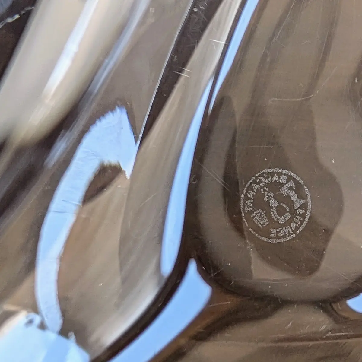 Détail de la signature gravée Baccarat sous le vide-poche en cristal